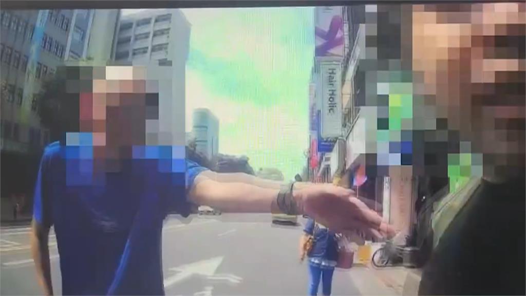 速食店內男持雨傘攻擊老翁 警方到場2人都因為這身分被逮捕