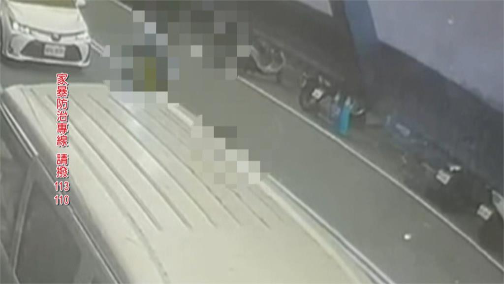揪心！女童脖掛「羞辱字眼看板」遊街　父親違保護令遭逮