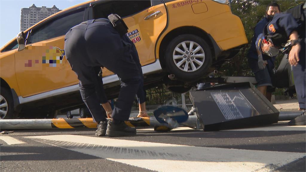 高雄輕軌又出事了! 小黃疑違規左轉「撞上列車」畫面曝