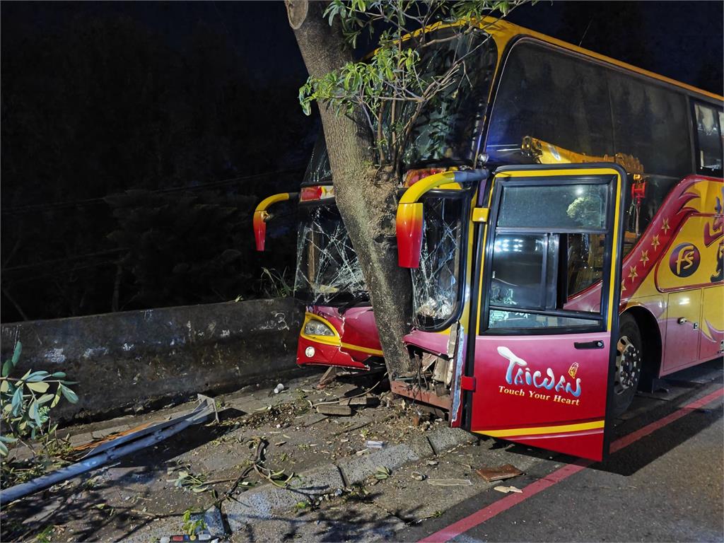 快新聞/桃園育達校車自撞路樹 駕駛腿部骨折、7學生受傷送醫