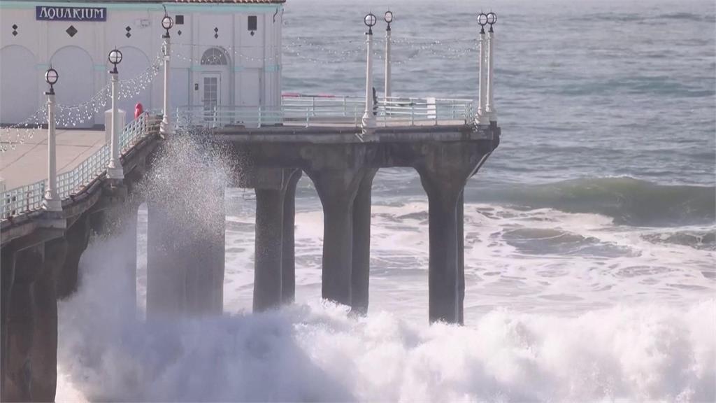 太平洋風暴+滿潮影響！美國西岸巨浪襲擊　舊金山灣區浪高恐達12公尺