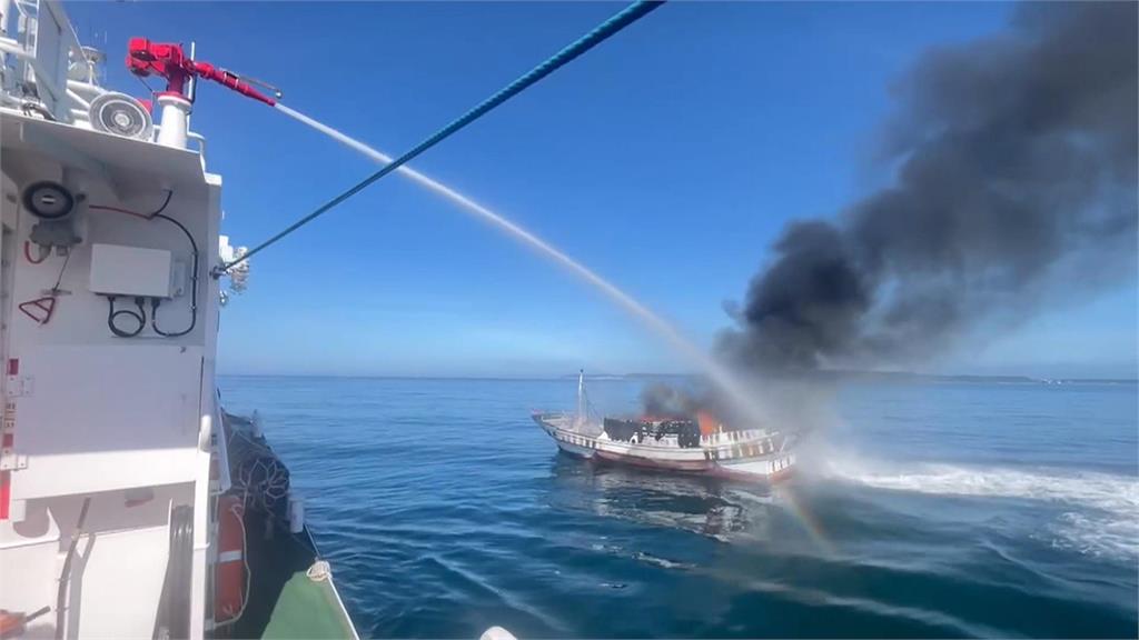 澎湖外海火燒船! 海巡人員馳援救火「燒到僅剩半個船殼」