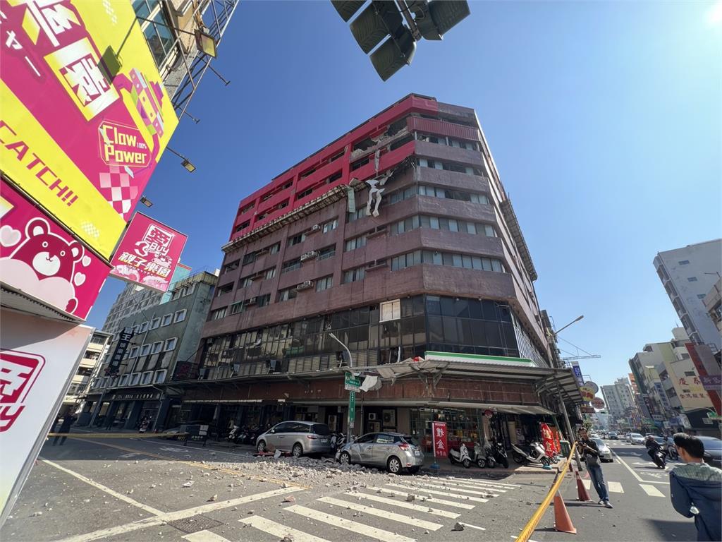 快新聞/台南震不停!來亞大樓掉磁磚砸車 黃偉哲籲:應儘速啟動危老重建
