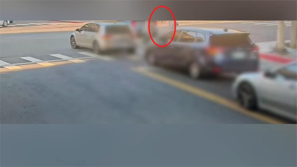 闖紅燈過馬路害轎車急煞 新北男竟還丟水瓶攻擊