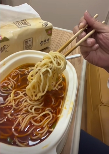 71歲李立群上海確診「肺部感染住院」!病房裡吊點滴嗑牛肉麵