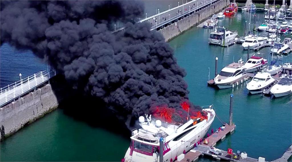 英國「2.2億豪華遊艇」遇祝融黑煙竄天！大火狂燒3小時沉沒港中
