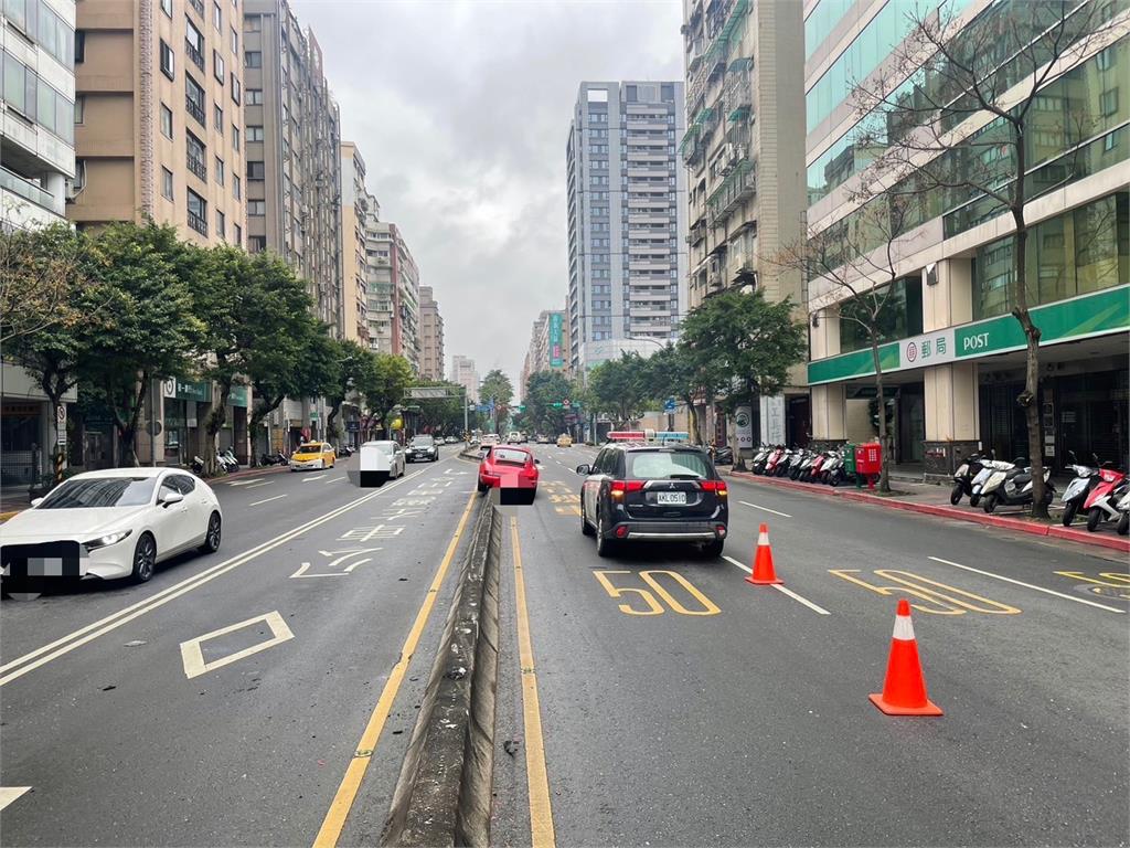 快新聞/恐怕賠慘!台北「半百男」保時捷打滑撞上分隔島 底盤撞壞了