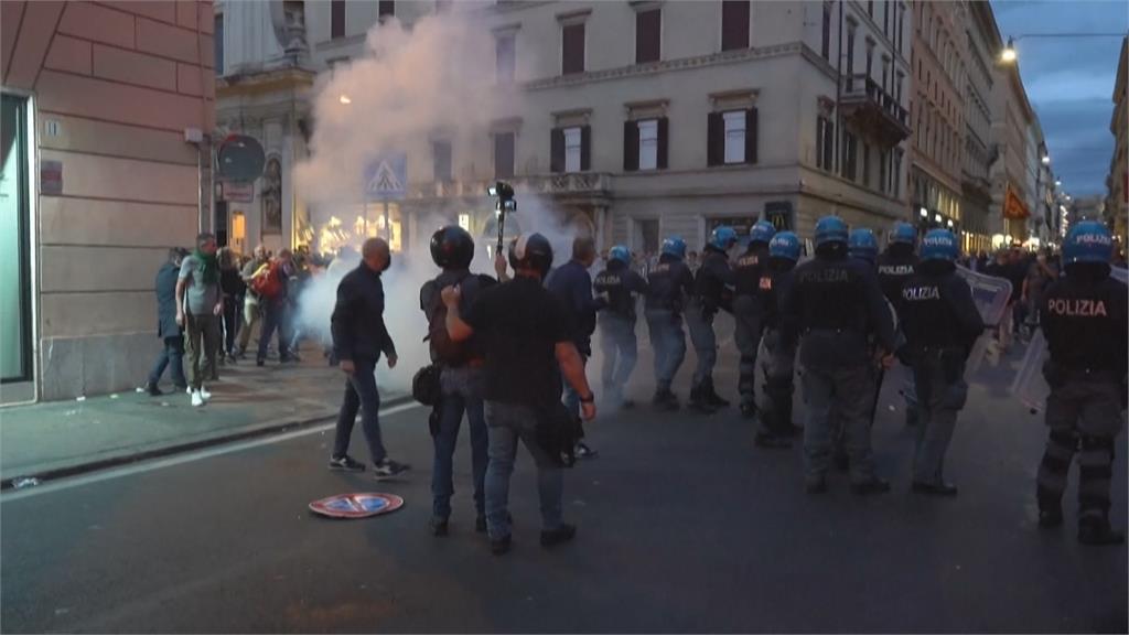 羅馬上萬人上街抗議健康通行證　警催淚彈、水砲車強勢清場
