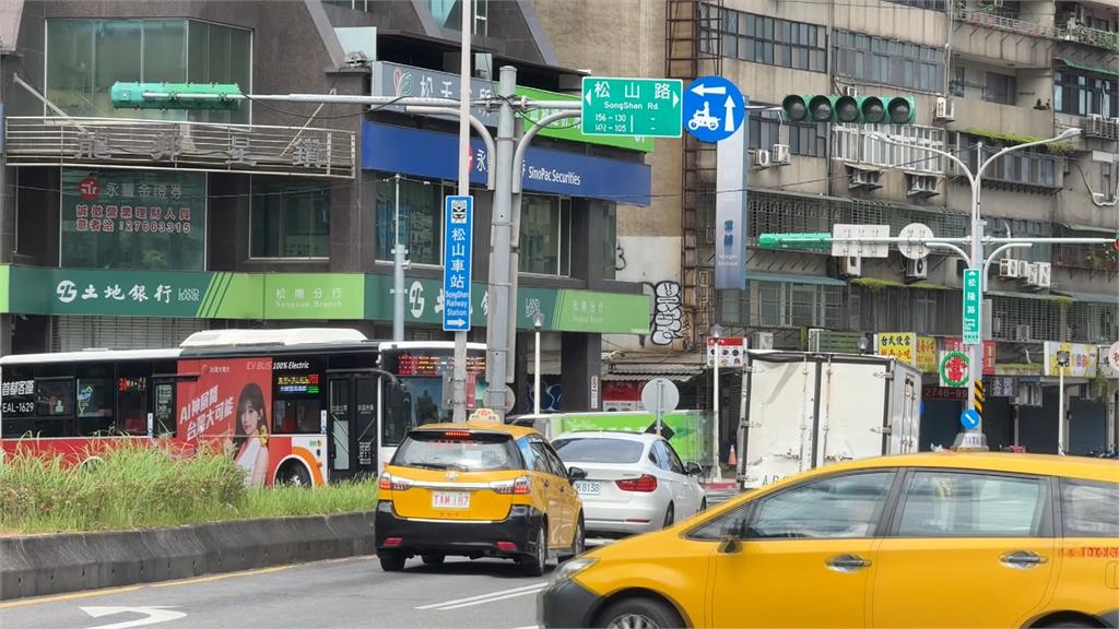 硬切車道遭按喇叭提醒! 駕駛怒下車作勢攻擊、身分曝光