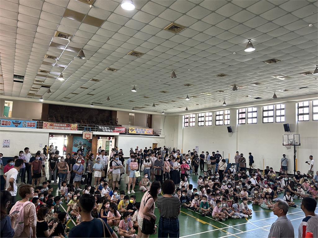 快新聞／活動中心沒空調！頭份國小畢典連2年校外辦　沈發惠爭經費助更新
