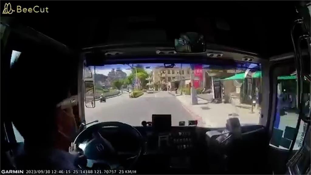 晚按鈴怪公車過站!詢問「要下車嗎」沒人回 開走後他嗆這句司機崩潰