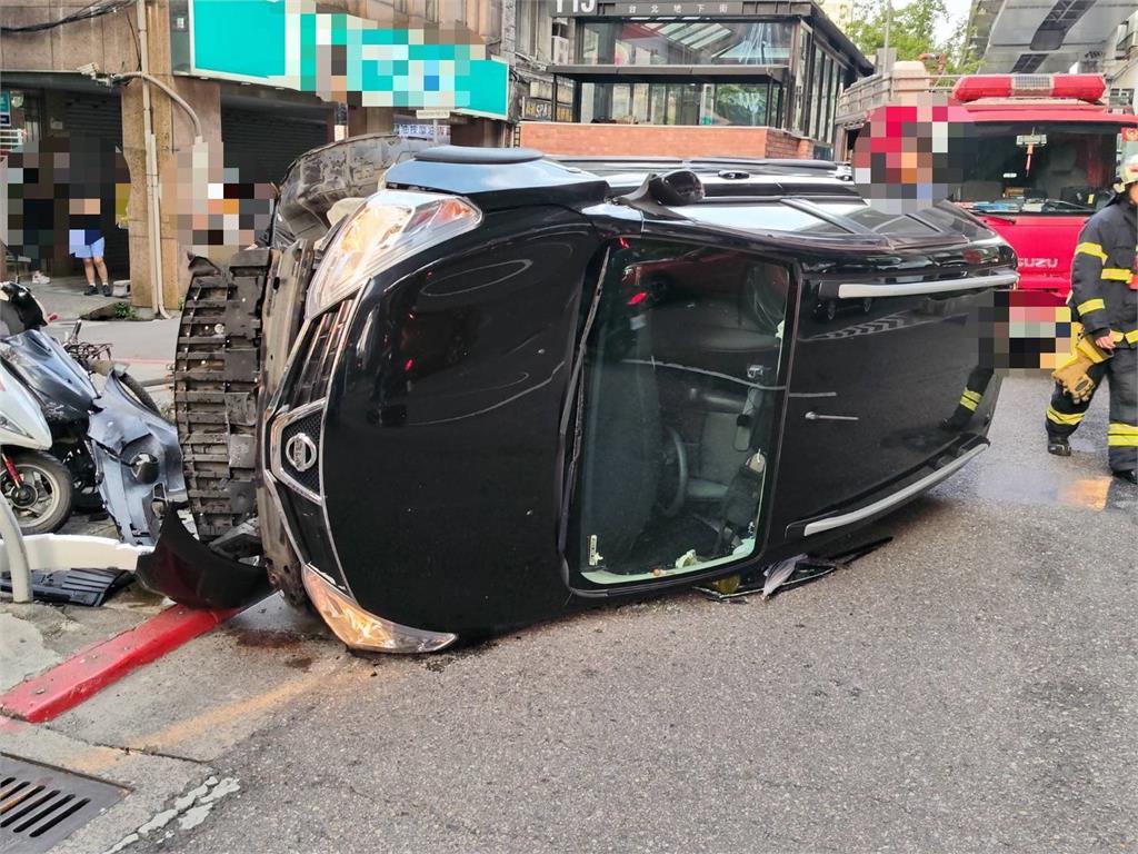 快新聞／水壺卡住煞車！轎車北市街頭失控翻車「四輪朝天」　路人嚇壞：以為又毒駕