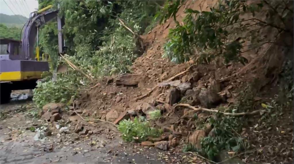 暴雨炸陽金公路土石崩 保時捷底盤太低卡泥流受困