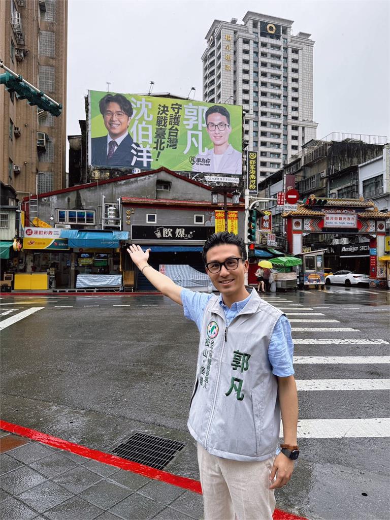 快新聞／沈伯洋「合體小雞」看板掛上街頭了！正式參選後第一槍　合掛對象曝光