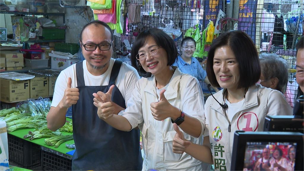 蘇巧慧永和溪州市場拜票　攤商熱情送菜頭大蒜喊當選