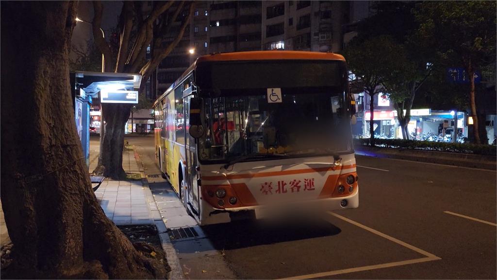 紅牌重機騎士自撞噴飛遭公車輾斃　連接雙北光復橋驚傳死亡車禍