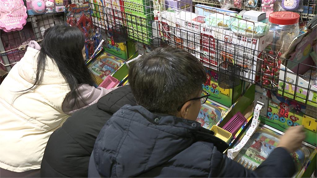 寧夏夜市過年氣氛濃！　平日排長龍　外籍遊客開心逛