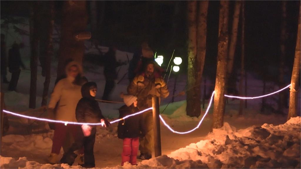 美國冬季「冰雪城堡」超夢幻 壯觀冰雕吸引遊客朝聖