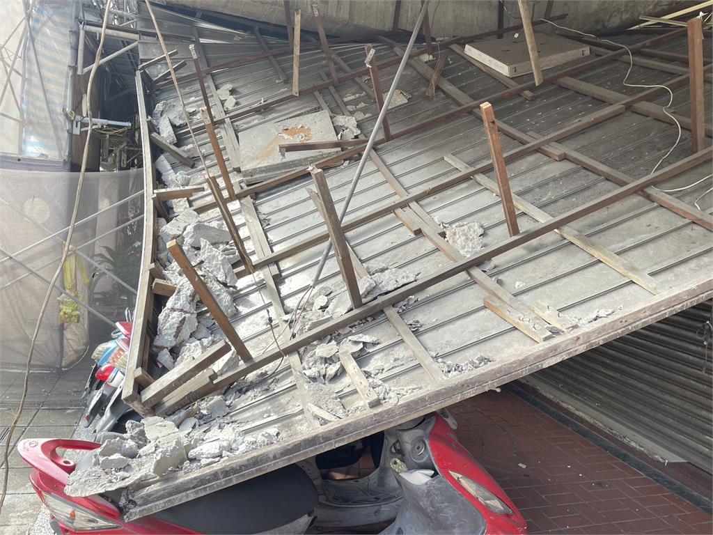 快新聞/北市重慶北路大樓騎樓天花板「整片」坍落 重砸3輛機車
