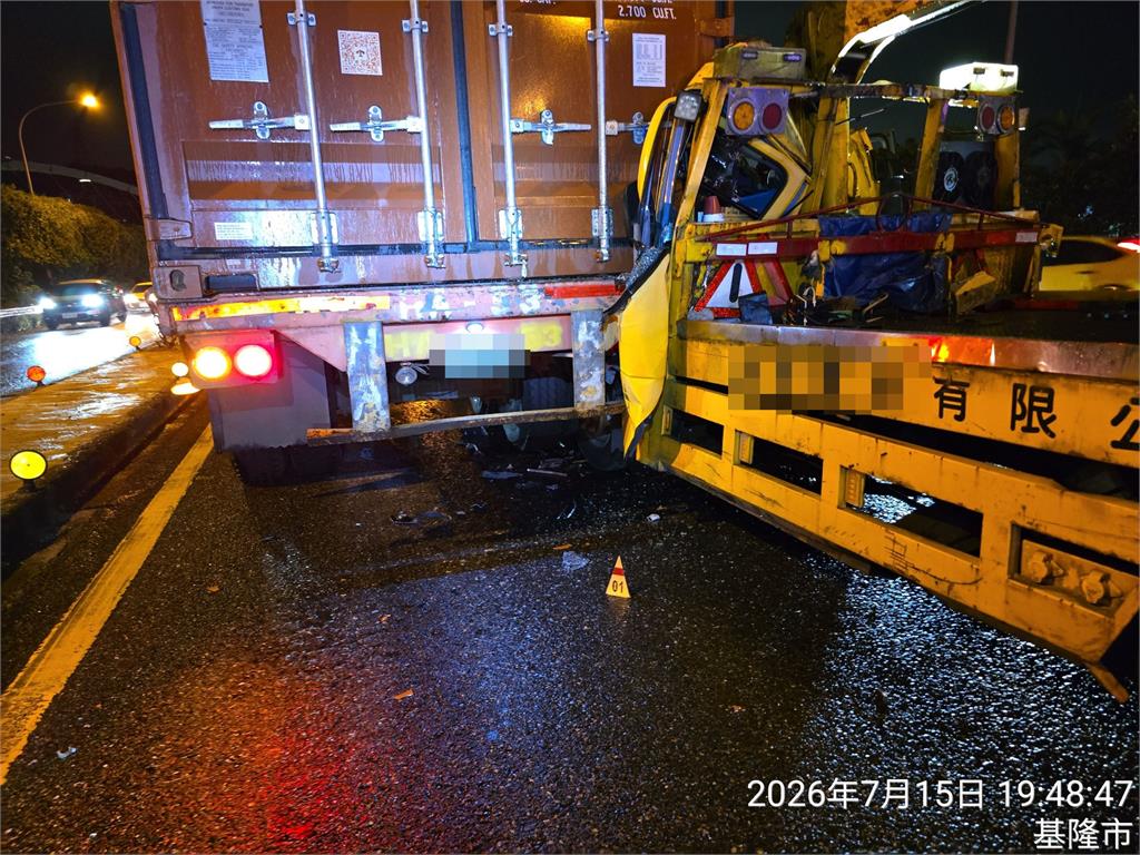 最新／國1拖吊車「插進」貨櫃車尾！60歲駕駛受困慘死　驚悚畫面曝光