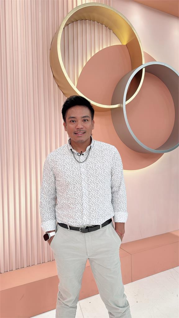 撒基努看車空檔上廁所！老婆直接下單要他當「保人」