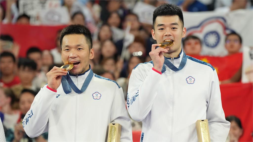 王齊麟和高官吃飯嗨喊：輕鬆自在！合照曝光竟是「麟洋配」金牌搭檔