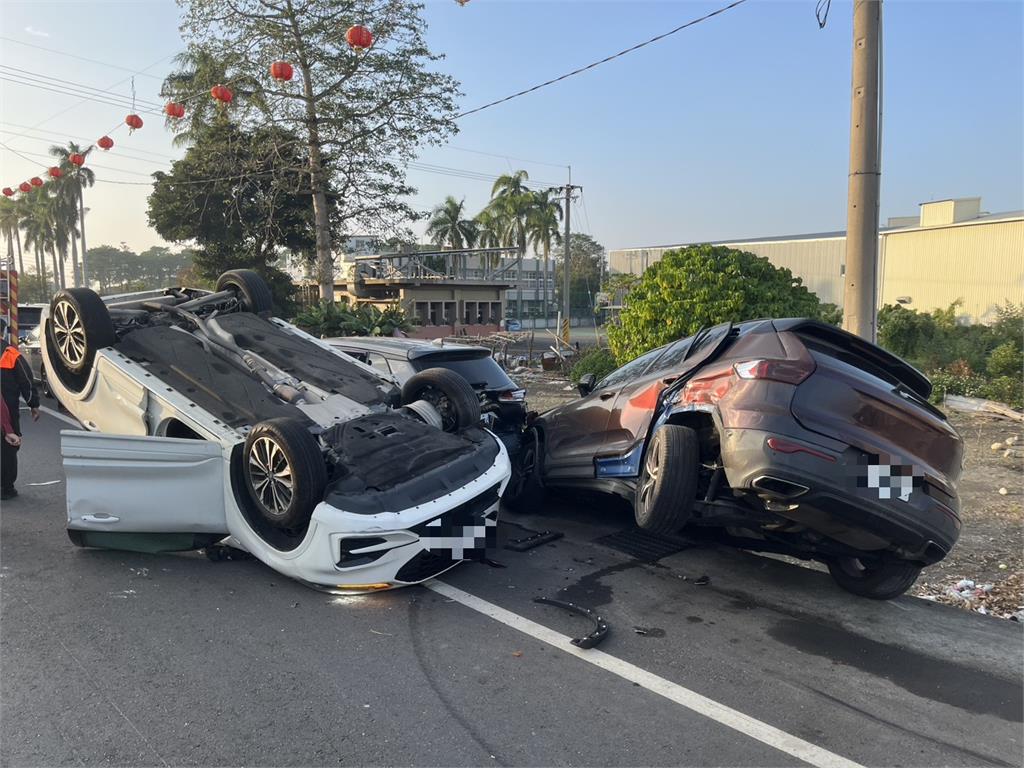 怎麼撞的？休旅車自撞連撞２車　車輛「騰空飛起」翻覆