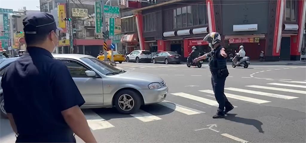 汽車禮讓行人「1動作」錯了!警察看到直接攔下 網嘆:積習難改