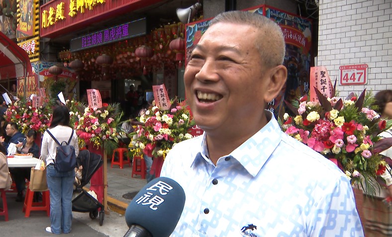 超吸睛！８８瓶高粱堆成山　霞海城隍廟信眾股市賺錢還願