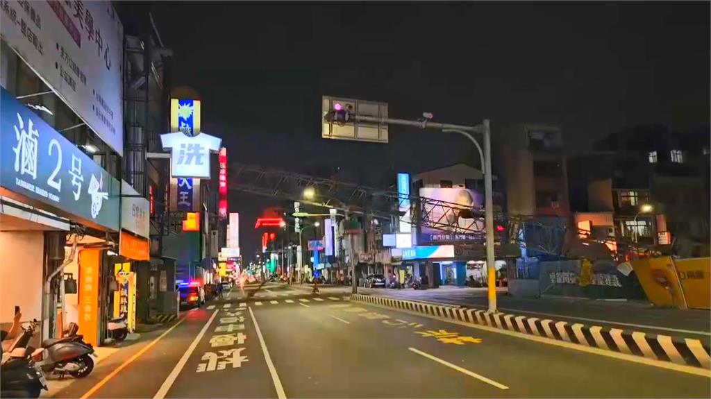 台南中西區"15米長"巨大天坑 大吊車傾倒 吊臂砸路面
