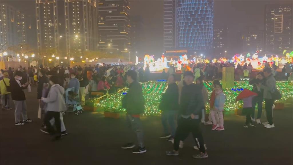 桃園燈會人潮爆滿! 機捷出站步行要30分鐘