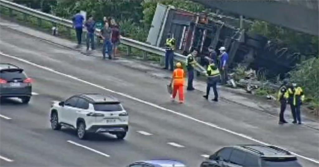 快新聞／國1北上林口段聯結車追撞大貨車翻落！ 北上塞爆大回堵