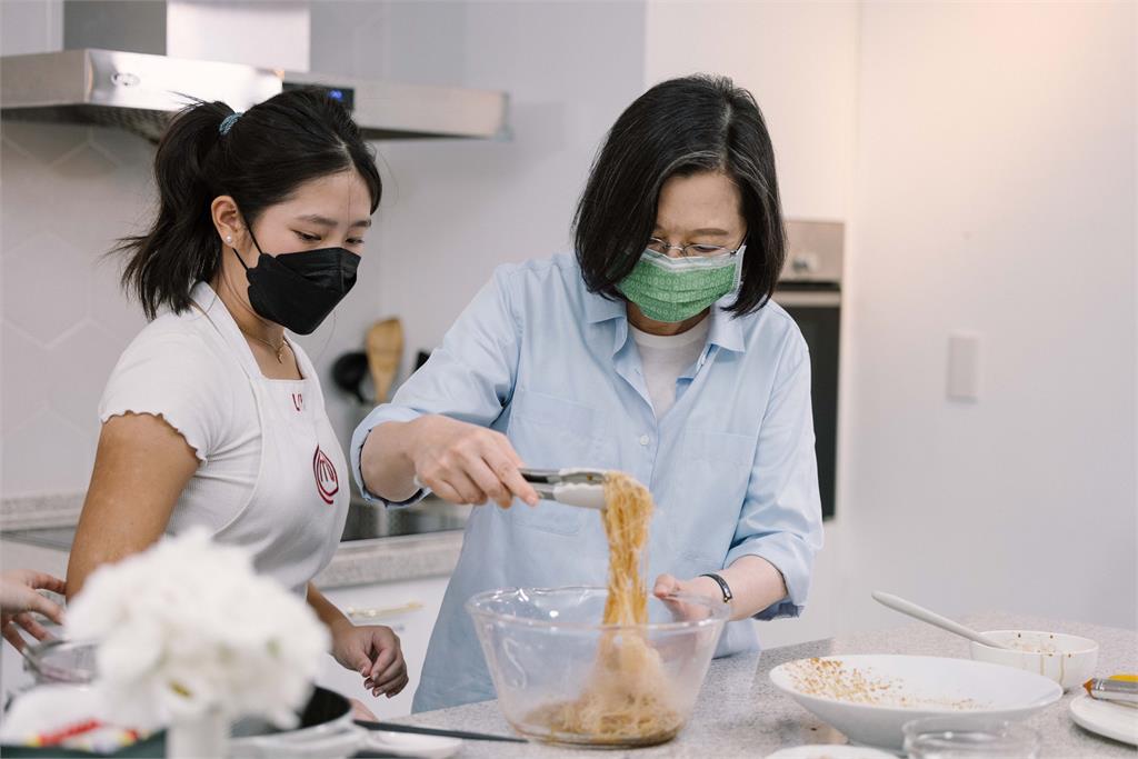 蔡英文邀小廚神Liya共煮「鰻魚米粉」　擺盤狂撒香菜：放多一點