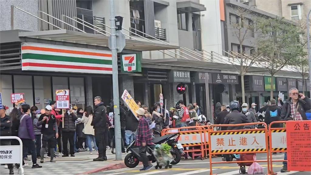 衝罷免!罷免王鴻薇民團濱江市場催連署