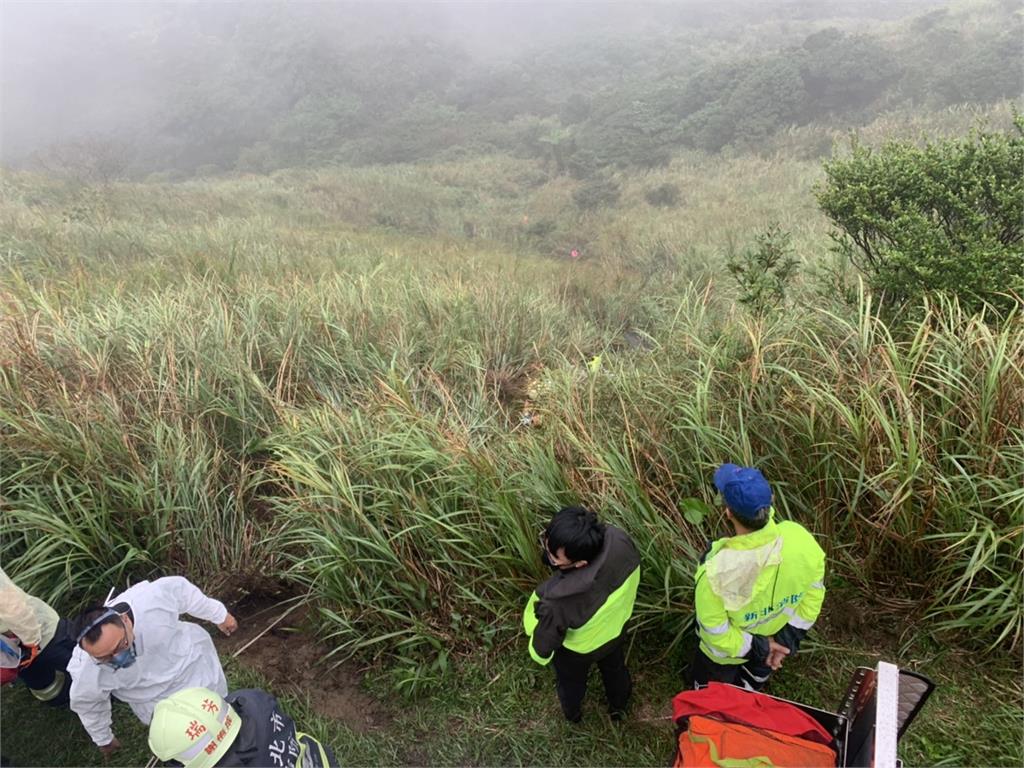 快新聞/瑞芳貂山古道轎車衝下邊坡 5人獲救輕傷送醫