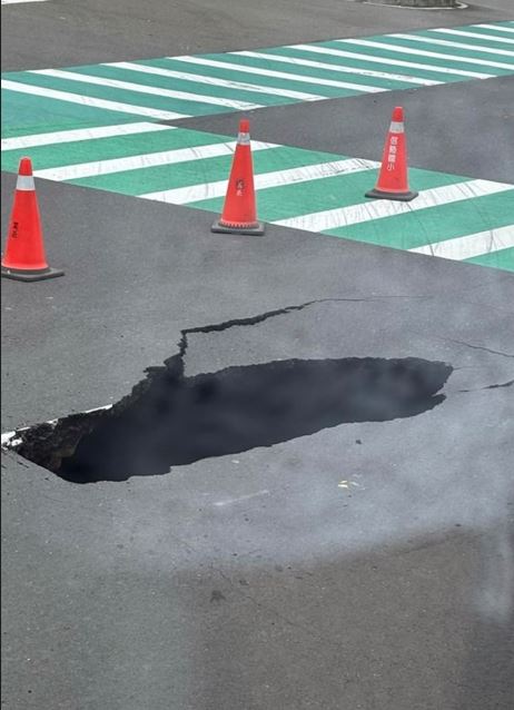 疑台電進行「潛盾工程」釀禍 新竹又現天坑!道路一度封閉