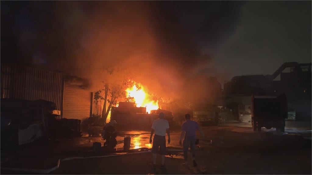 高雄汽車零件廠半夜惡火　廠房陷入火海幸無人傷亡