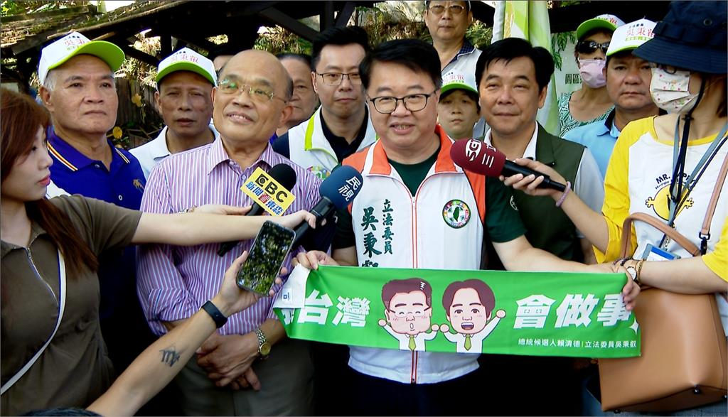 吳秉叡辦萬人登山民眾瘋搶Q版毛巾! 蘇貞昌讚「喊水會轉彎」