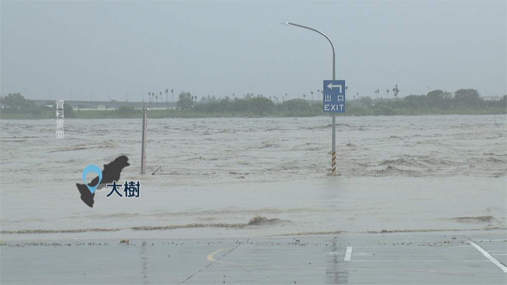 佛陀紀念館停車場大水退去　泥沙淤積逾50公分