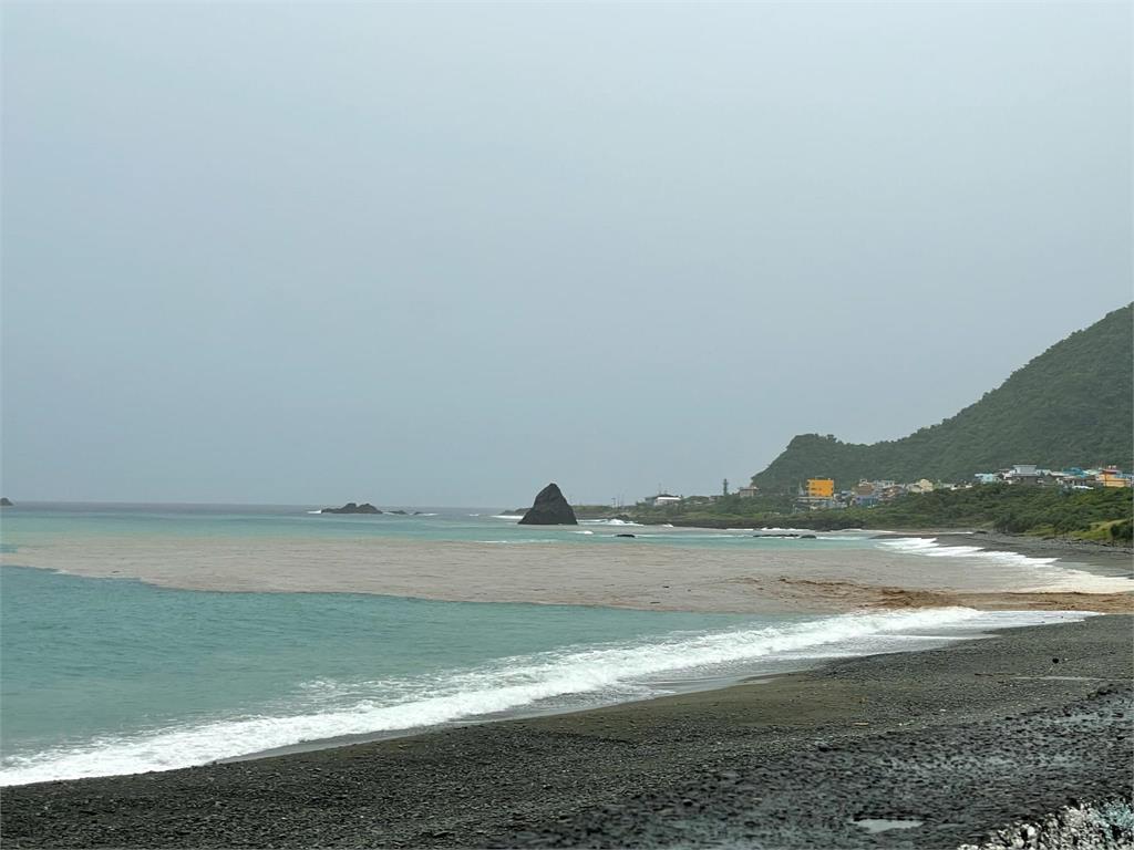 快新聞/蘭嶼風強雨驟畫面曝光! 八代灣、紅頭溪被染成土黃色