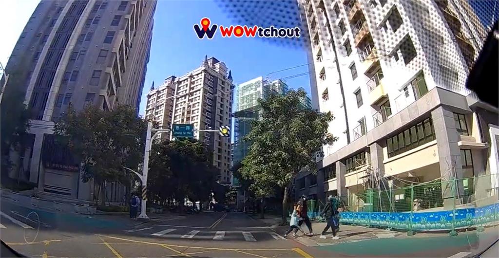 孩童過馬路「貼心1舉動」被讚爆!駕駛曝「15秒溫馨畫面」感動網:父母教育好