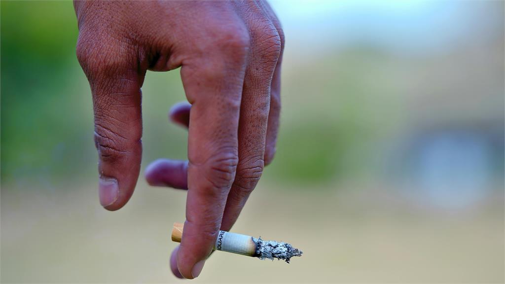 吸二手菸比一手菸更毒！ 護校生見大體老師「黑肺」畫面嚇傻