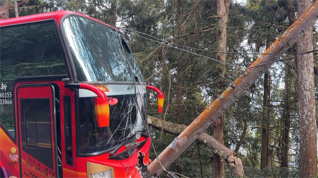 竹山遊覽車自撞電桿險掉山坡 警到場車上竟空無一人