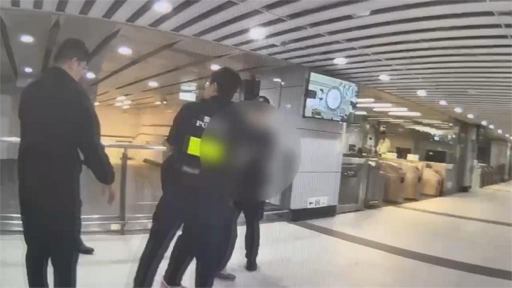 不滿被要求補票大鬧北車　男子遭警「拖行」架離現場