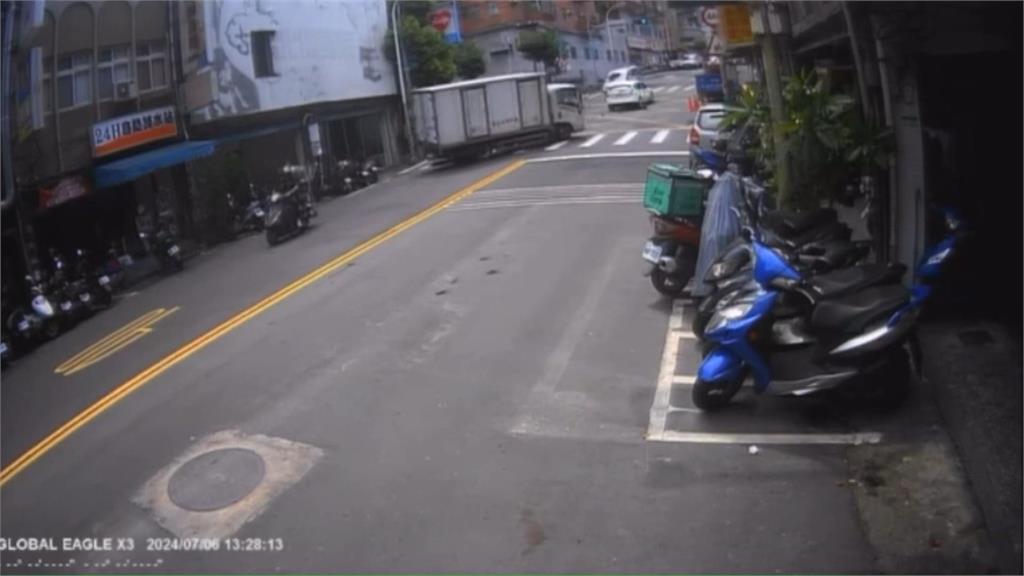 小貨車疑手煞車沒拉緊　「倒退嚕」連撞7汽機車