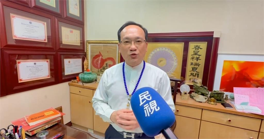 有效嗎?男子天公爐上「玩博弈手遊」求好運 民俗專家說話了!