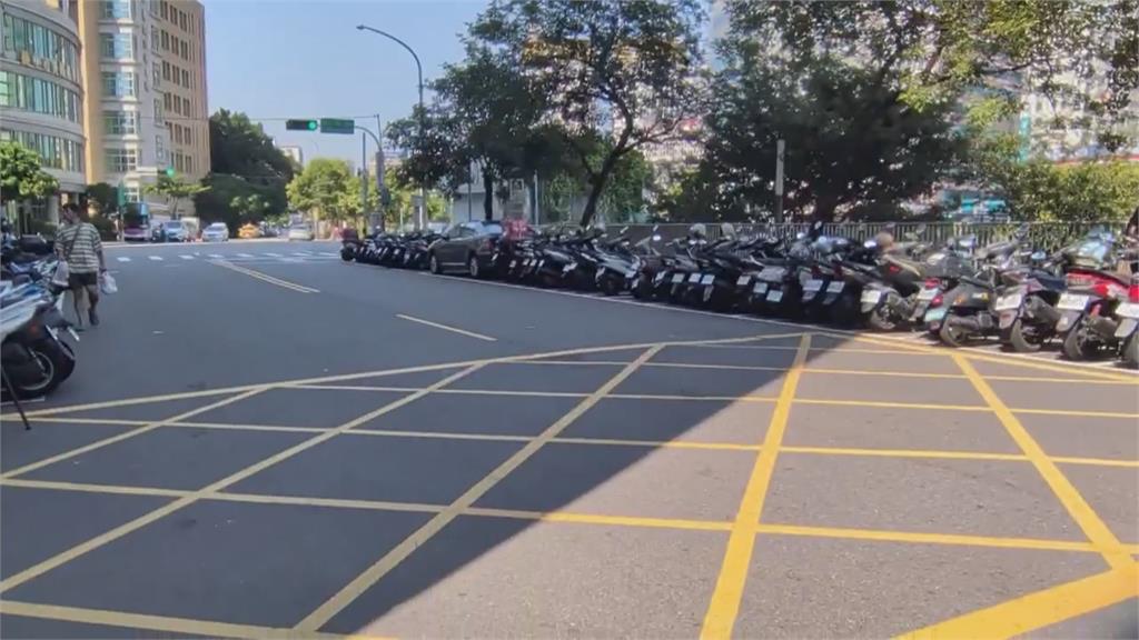 冷血畫面曝！台中護理師挨撞倒地　遭駕駛二度輾壓奪命