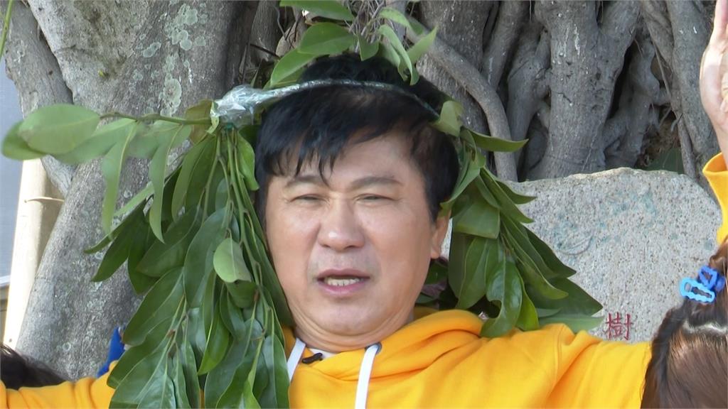 綜藝天王胡瓜扮成榕樹讓地方阿姨蹭蹭樂！阿翔呼朋引「嬤」挑戰被巴頭