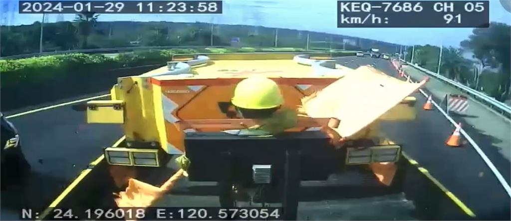 快新聞/國3龍井段出車禍! 緩撞車疑遭撞「翻落邊坡」1命危、1傷