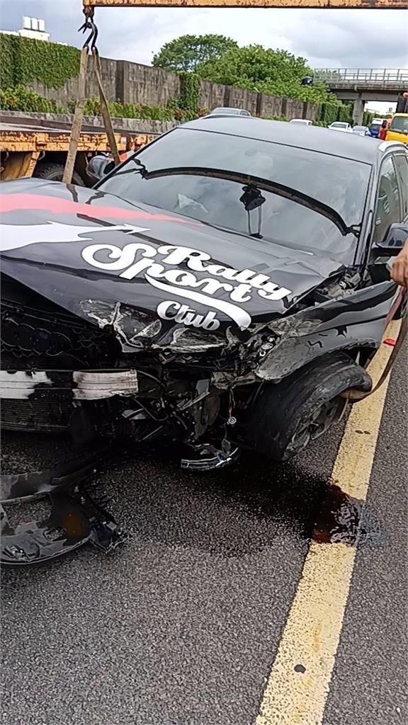 國道自撞車全毀！　２男秒棄車「詭異拎行李」翻島狂逃